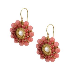 Handmade folklore earrings embroidered with red-pink coral beads and a central pearl, arranged like a flower, on gold-plated 925 silver hooks.