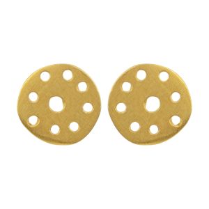Minimal χειροποίητα γεωμετρικά stud σκουλαρίκια με διάτρητα κυκλικά στοιχεία από επίχρυσο ασήμι 925 από το Chase the Sun Boho Luxe Jewellery.